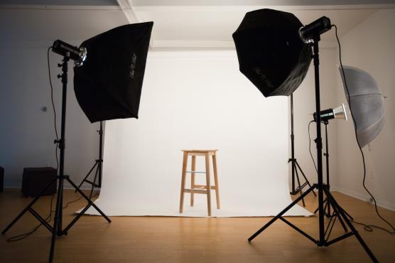 Příklad malého fotografického studia. Studenti mohou využít mobilní aplikace nebo grafický software a zdokonalit profilové fotografie (ostrost, saturace, ořez, stíny).