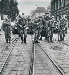 HISTORIE Ano, Miloš Hrma alias Václav Neckář, nepolíbený panic s vyjukanýma očima a nevinným úsměvem z Menzelovy oscarové prvotiny, jediného filmu, na který zůstal v kině i po týdeníku a viděl ho