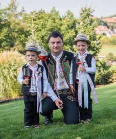 ROZHOVOR MENDEL GREEN Jak jste se dostal k sommeliérství? A co Vás na něm nejvíce baví? V podstatě náhodou, chtěl jsem zkusit jednu soutěž a zaujalo mne to natolik, že se tomu věnuji doteď.