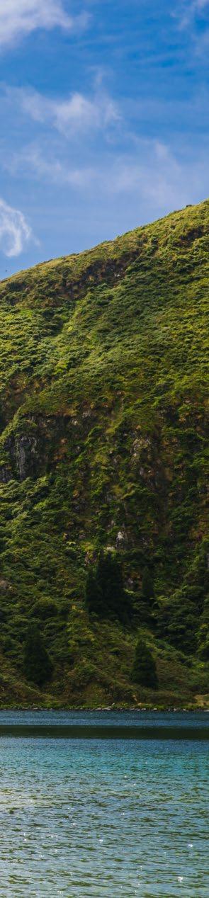 cestování Turistická stezka ve městě Ponta Delgada nabízí dechberoucí pohled na hory i jezera.