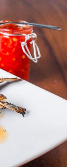 Obohatily ji i vlivy bývalých portugalských zámořských kolonií, odkud přibyly v pokrmech pálivé chilli papričky piri piri, skořice, vanilka i šafrán. Sladké zákusky tu pak zanechali Arabové.