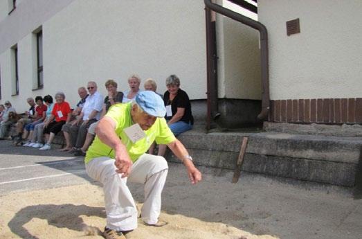 září v Českých Budějovicích podrobně seznámil s dokumentem Základní standardy MAS pro období 2014 2020, projednal obdržené připomínky členů a doporučil zpracovatelům při prezentaci na mimořádné valné