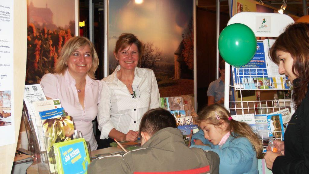 Název EXPO jsme si vypůjčili od světových výstav, kde se jednotlivé země snaží co nejvíce zaujmout návštěvníky a připravují pro ně okázalé expozice a předhánějí se v novátorství.