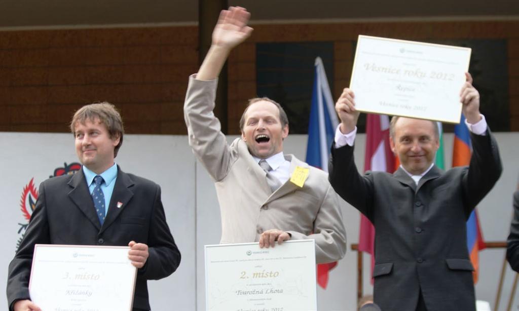 T Téma: Vesnice roku 2012 3 Starosta Křižánek Jan Sedláček, místostarosta Tvarožné Lhoty Vít Hrdoušek a starosta Řepic Martin Vysoký těsně po slavnostním vyhlášení vítězů letošního ročníku soutěže