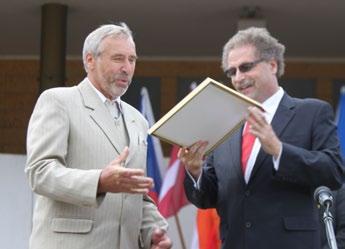 T O Téma: Vesnice roku 2012 4 Otevírání obálek s vítězi Zdeněk Pšenica za FOS Pavel Sekáč za MZe Dan Jiránek za SMO Jana Juřenčáková za SPOV Starosta Řepice se raduje z ocenění, které mu předal