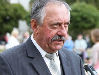 T Téma: Vesnice roku 2012 7 V duchu soutěže se u nás stále něco děje, říká předseda komise Vesnice roku a starosta Komně Karel Navrátil Karel Navrátil si letos od soutěže Vesnice roku moc neodpočinul.