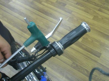 Zasuňte elektrokolo do vidlice místo předního kola tak, aby kabel motoru vedl na levé straně.