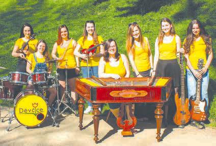 Děti i s oběma muzikami prožijí na jevišti celý den - od svítání po svítání. Ranní kokrhání, vstávání, veselou školu, pomáhání v kuchyni i na zahradě, pasení krav či večerní klekání.