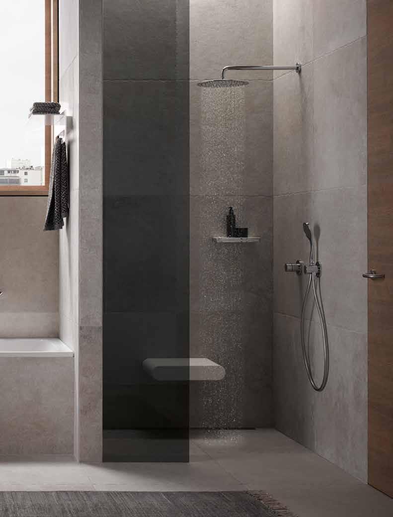 Povrchový materiál zajišťuje bezpečné sezení a je maximálně odolný, snadno se udržuje a čistí. Se šířkou 450 mm a hloubkou 330 mm nabízí sedátko spoustu místa.