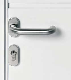 Montáž dverí za otvor alebo do otvoru s otváraním dovnútra alebo von. Kazetové dvere montovať len za otvor.