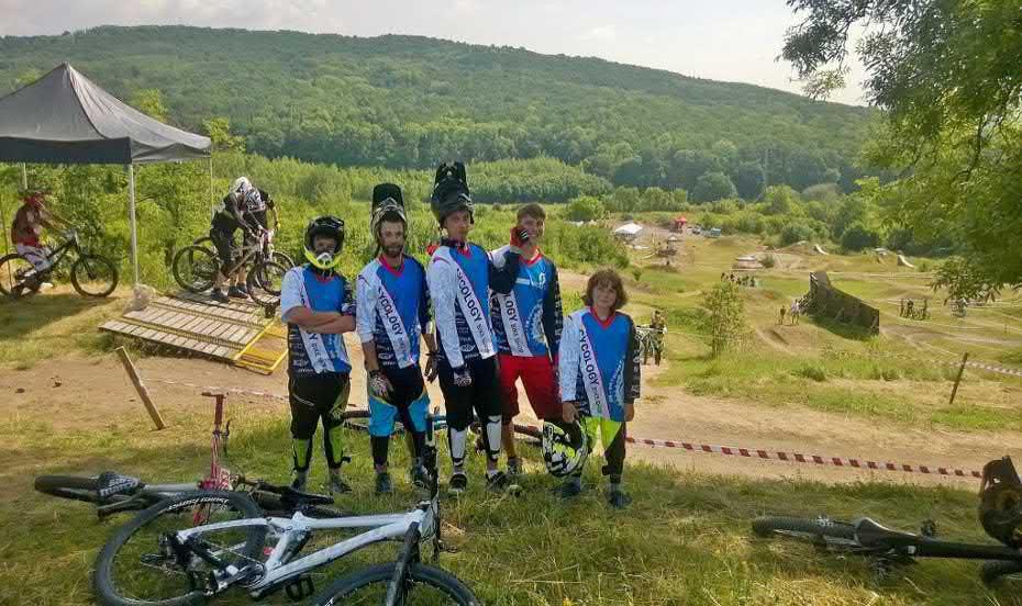 Závodní team Je za námi třetí rok úspěšného fungování závodního týmu, který je registrovaným cyklistickým klubem Českého svazu cyklistiky se sedmi licencovanými ridery.