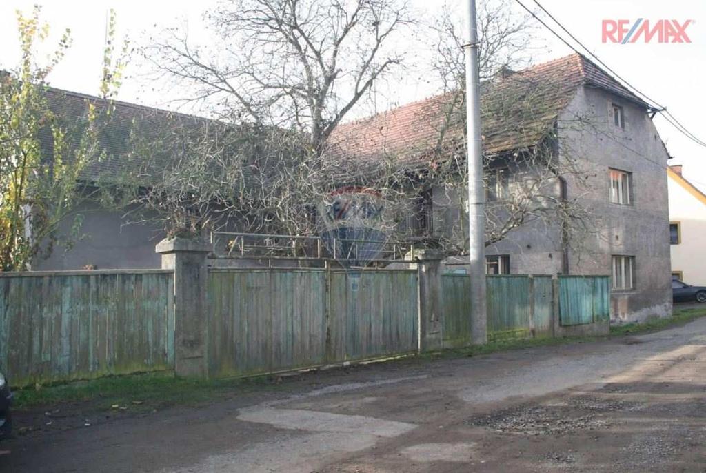 7) Dům Nabídková cena: 980 000 Kč Lokalita: Pnětluky, okres Louny Stavba: Kamenná Poloha domu: Samostatný Podlaží: 2 Užitná plocha: 180 m2 Plocha pozemku: 1107 m2