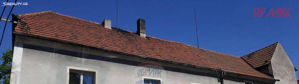 podlažími, na dům navazuje stodola.
