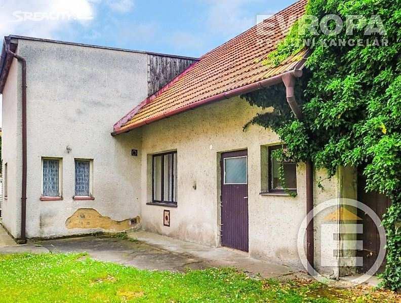 patře jsou dva pokoje, WC a vstup na půdu, kde je možnost vestavby dalších dvou pokojů.
