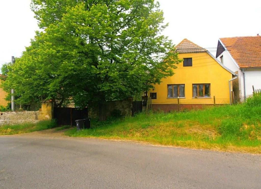 2) Dům Nabídková cena: 750 000 Kč Lokalita: Podbořany - Letov, okres Louny Stavba: Smíšená Poloha domu: Samostatný Typ domu: Patrový Užitná plocha: 80 m2 Plocha zahrady: 1216 m2