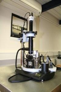 SPM NTEGRA Aura (NT-MDT) Režimy: kontaktní a semikontaktní AFM, MFM, LFM, F-d spektroskopie, STM, EFM, SCM, Rozsah skenování: 100 µm 100 µm 10 µm (skenování hrotem