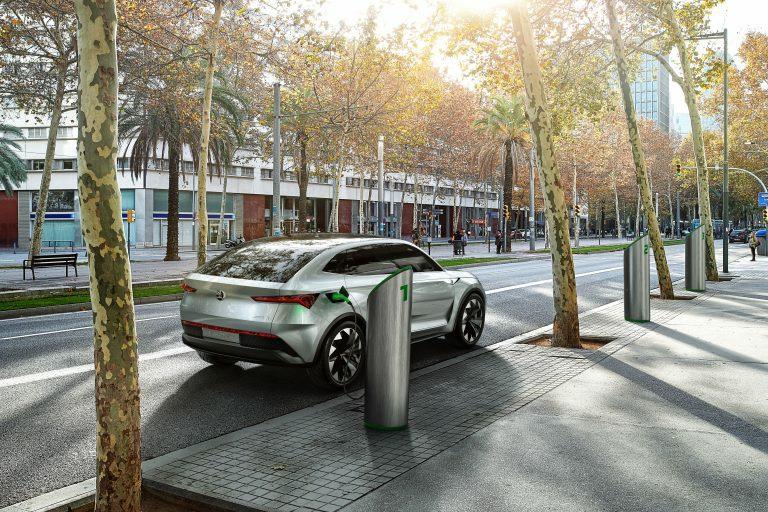 prvním plug-in hybridem na trh příští rok. Do roku 2025 bude v nabídce 10 elektrifikovaných modelů.