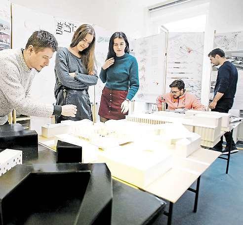 Dnes na jejich opravy většinou chybí peníze a účel, kvůli kterému vznikly, dávno neplní. Tento symbol především prvorepublikového sportu uchvátil studenty Fakulty architektury VUT.