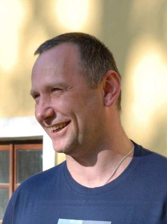 15,15). Tímto způsobem ustanovuje nový vztah mezi člověkem a Bohem, který překonává zákon a zakládá se na důvěrné lásce.