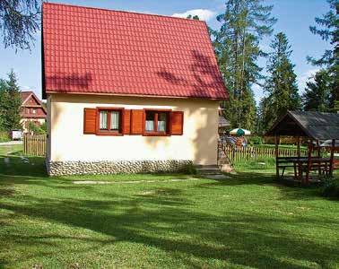 Plynový sporák s plynovou troubou (4 plot.), mikrovlnná trouba, chladnička (150 l), překapávač, varná konvice. TV, satelit, rádio. Ohřev vody: el. bojler (80 l).