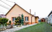 ), mikrovlnná trouba, chladnička (120 l), mrazicí box (20 l), varná konvice. Žehlička, TV, satelit, Wifi zdarma. Ohřev vody: průtokový ohřívač.