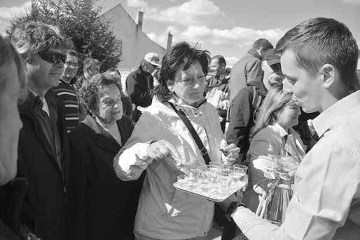 FOTO: KET Topolská chasa shání mladé do svých řad Letošní stárci navazují na rodinné tradice folkloru TOPOLNÁ Stárkovým dědečkem je
