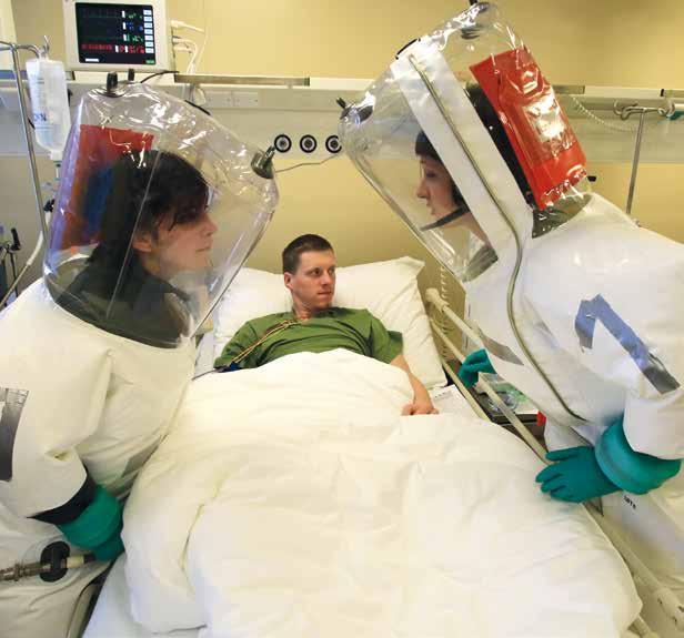 Příslušníci AZ Odboru biologické ochrany Těchonín se poprvé zapojili do aktivačního cvičení Ebola na vlastní kůži Na jednotce intenzivní péče specializované nemocnice v Těchoníně leží pacient.