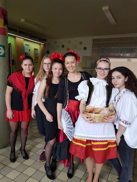 Přátelská návštěva ze Španělska Dne 13. března se očekával příjezd španělského velvyslance do líbeznické školy. Celá výzdoba školy se nesla ve španělském duchu - např.