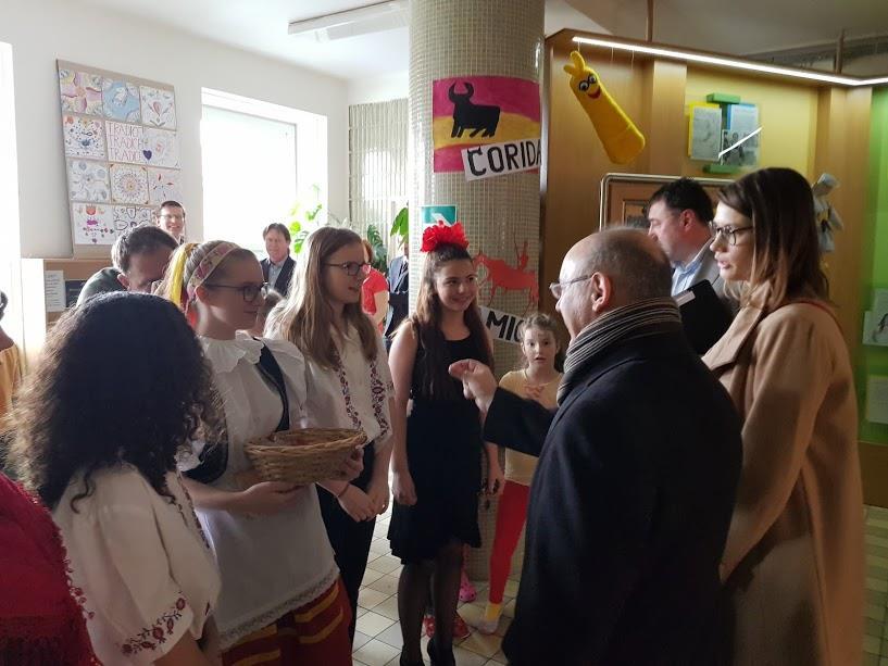 Připravila se ochutnávka španělského občerstvení a ti, co ho rozdávali, byli oblečeni jako španělské tanečnice a tanečníci. Většina žáků byla v tento den oblečena do španělských barev - tj.
