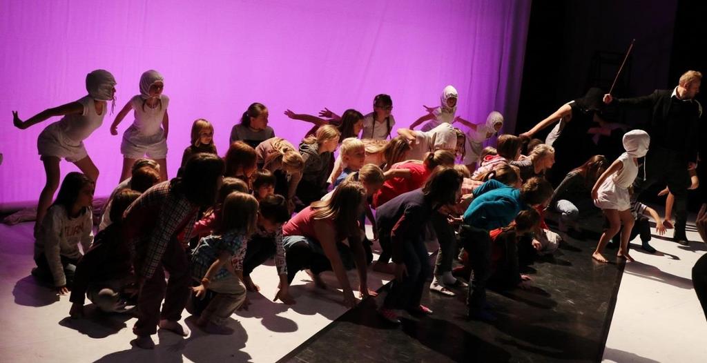 přírodovědných pokusů tak byl nadstaven program festivalu, jehož součástí byla inscenace zaměřená na ekologickou výchovu - Putování ve větvích. Festival má mnoho ohlasů včetně odborných recenzí.