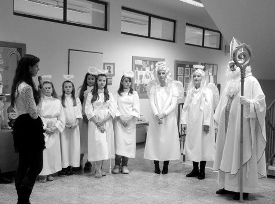 10 UDALOSTI Mikuláš priniesol plné vrece radosti i do základnej školy Foto: -ska- Počuli ste, že 5. decembra zavítal do zavarskej základnej školy Mikuláš? Možno áno, možno nie.