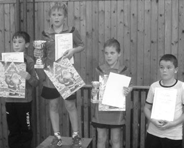 13 UDALOSTI/ŠPORT p. Mišura Čas Vianoc, Štedrý deň, stavanie snehuliaka, keď výdatne z oblohy biela vločka padá.