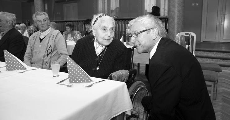 00 hodiny vítal starosta prichádzajúcich dôchodcov seniorov vo veku od 65 rokov podaním ruky. Po zaujatí miest otvorila konferencierka Mgr.
