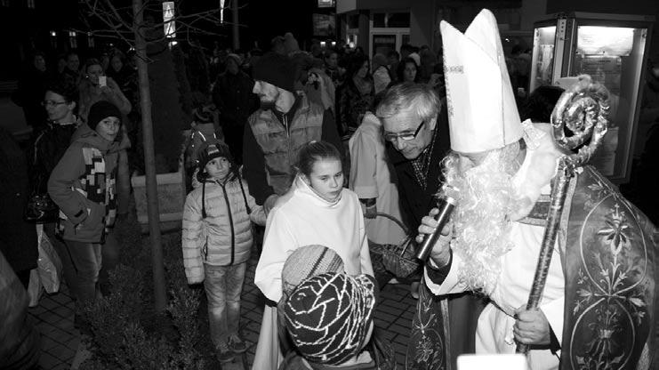 Jozef Machovič. Jeho prítomnosti sa potešili najmä deti. Tie po krátkom príhovore svätého Mikuláša dostali od anjelikov sladké darčeky, za ktoré poďakovali piesňami, básničkami a modlitbičkami.