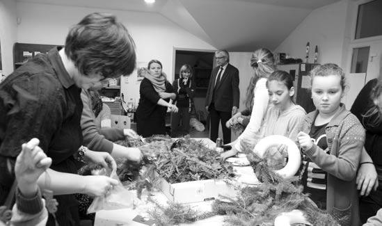 7 UDALOSTI Tradícia výroby adventných vencov pokračuje Zavarskou tradíciou s rastúcou popularitou sa stalo zhotovovanie adventných vencov.