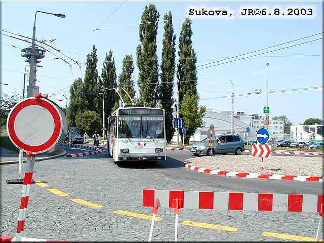 by u obyvatel ulice nevyvolaly takové protesty jako v případě autobusů. Trolejbusy nebudou obsluhovat zastávku Sukova. V ulici Sladkovského vznikne nová stejnojmenná obousměrná zastávka.