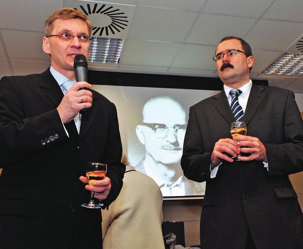 Ředitel Polského institutu v Praze Maciej Szymanowski (vlevo) s ředitelem ÚSTR Pavlem Žáčkem před slavnostním přípitkem Foto: Přemysl Fialka RYSZARD SIWIEC MÁ SVOU ULICI Ryszard Siwiec se v září 1968