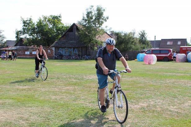 Závodníci s koly museli nejdříve zdolat cca 10km cyklo-okruh, na kterém na ně čekaly stanoviště se zadanými úkoly/otázkami. Po návratu do cíle na ně čekala poslední disciplína hod škrpálem.