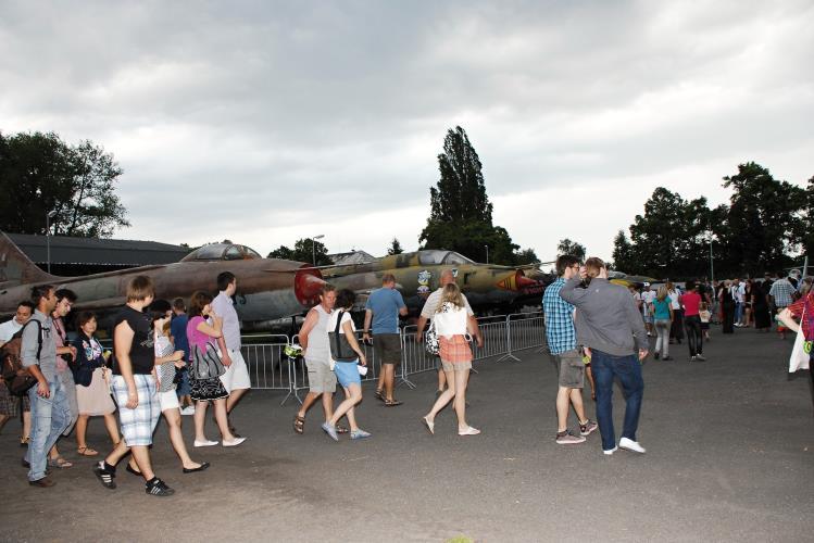 vybraných letadel IL-14, AN 24, Mig 23, vrtulník Mi8. Expozici oživily dobové tábory spojeneckých armád z 2. světové války.