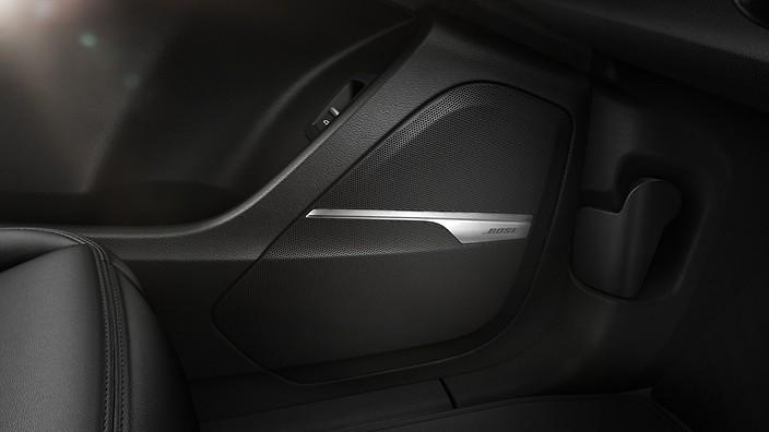 Příplatková výbava 9VS Bose Soundystem 3D 19 reproduktorů výkon 558W 33 400,- 4X4 Boční airbagy