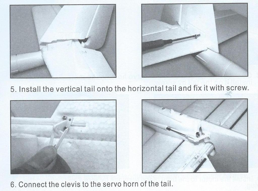 Namontujte směrové vertikální křídlo a upevněte ho v montážním otvoru pomocí šroubů.