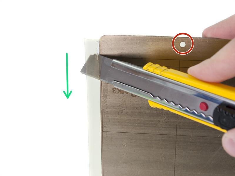 Step 18 Úprava okrajů Přesahy PEI fólie uřízněte ostrým nožem, který jste si připravili. VŽDY řežte ze strany, kde je přilepena PEI fólie.