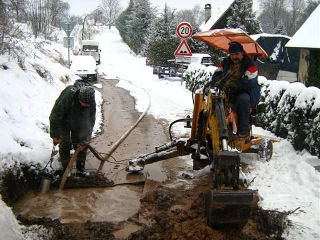 opravou vodovodu. Porucha vodovodu. Oprava poruchy vodovodu.