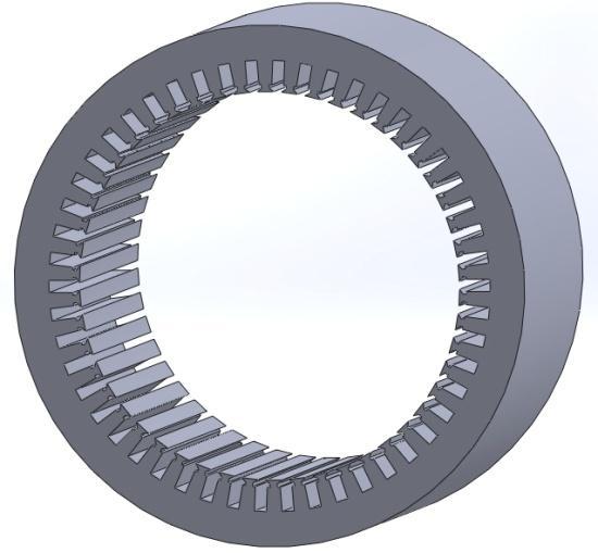 Póly rotoru mohou být vyrobeny z masivního kovu. Tvar pólu udává především sinusový průběh proudu. Magnetickým materiálem používaným na póly je ocelolitina a kovaná ocel.