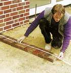 tloušťce 10 15 cm. Předejdeme tak nebezpečí propadání dlažby v budoucnosti. Podkladní vrstvy se provádějí ve spádu budoucí zpevněné plochy 1,5 2 %.