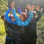Naštěstí hned za loukou jsme si mohly ty kosmoboty, jak je nazval pan učitel, sundat. Pak jsme šli ještě 3,4 km do tábořiště. Tam nás čekali nějací potrhlí vědečtí pracovníci.