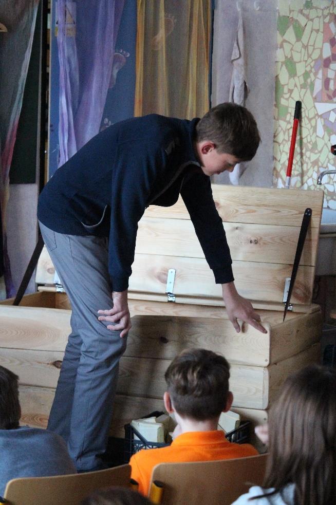 Ročníkové práce: Děták Štěpán tvorba animovaného filmu Flachs Šimon básnická sbírka a její vazba Járová Kamila výroba léčivých a vonných olejů Jozová Jana šití společenských šat Kabíček Albert výroba