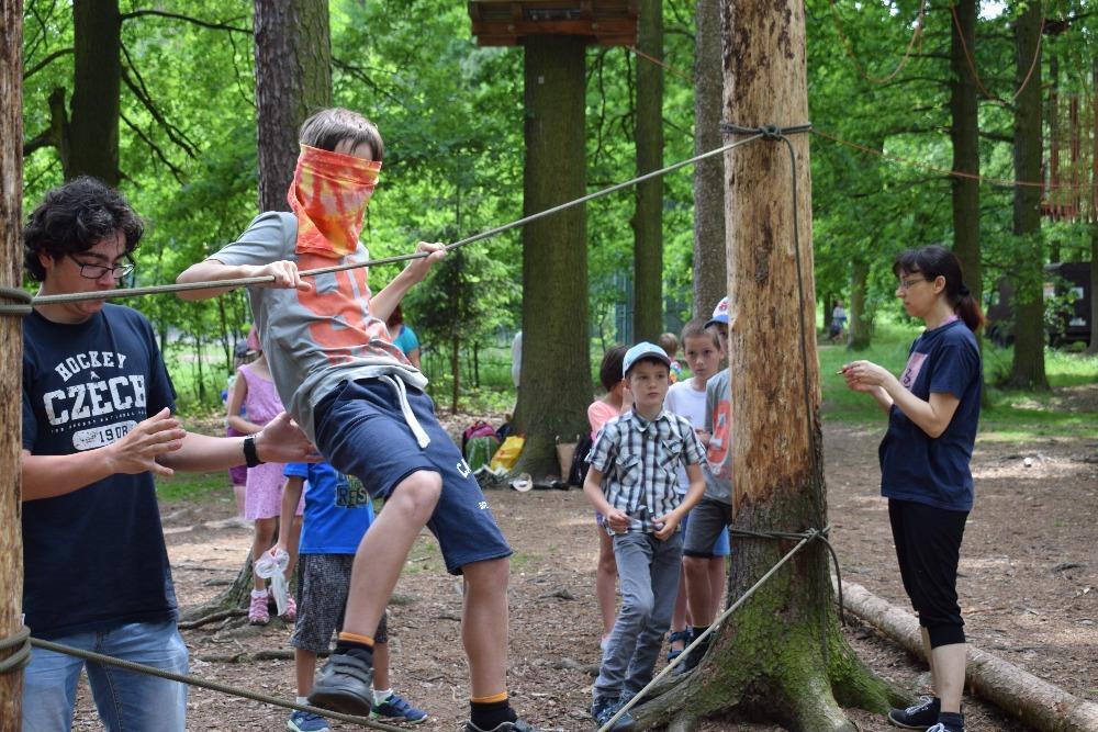 Cestou nás čekalo spoustu tajuplných úkolů na zručnost a kreativitu, paměť, spolupráci apod.. Nakonec se šikovným prvňáčkům podařilo skřítka zachránit a dovést jej zpět domů.