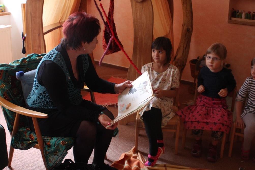 XIV. Projekty mateřské školy Babička na pohádku v mateřské škole V mateřské škole probíhal projekt Babička na pohádku, díky ochotě jedné z maminek, která se obrátila na klub aktivních seniorů Českých