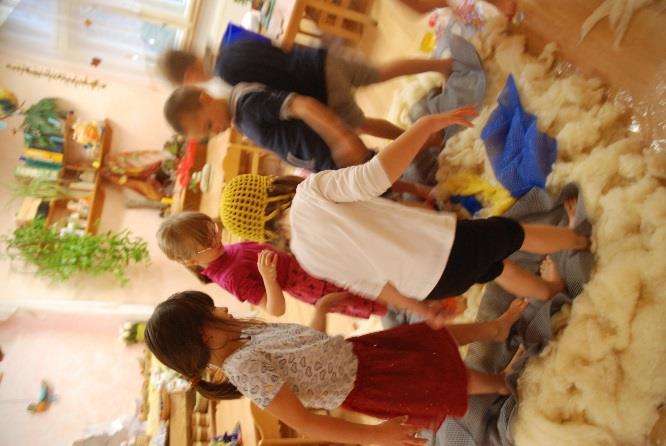 Vybrali jsme proto spoustu ovčí vlny, daly jí pěkně pramínky přes sebe a zkusily vyskládat kulatý koberec.